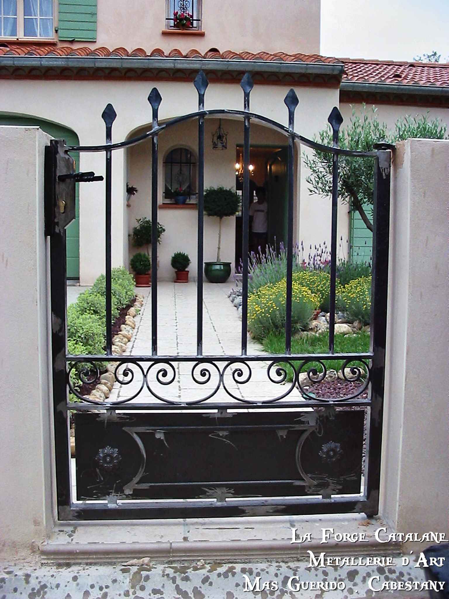 portillon soubassement tole pointes forgees forge catalane.jpg